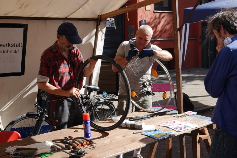 UkraMobil: Reparatur in der Fahrradwerkstatt