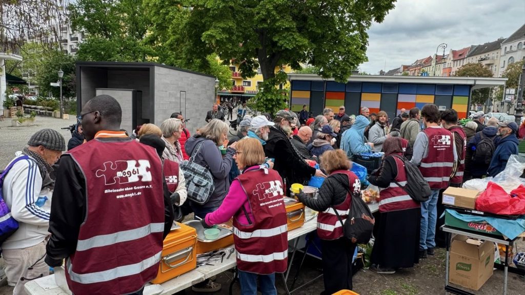 EinTopf für alle: Essensausgabe am Südstern